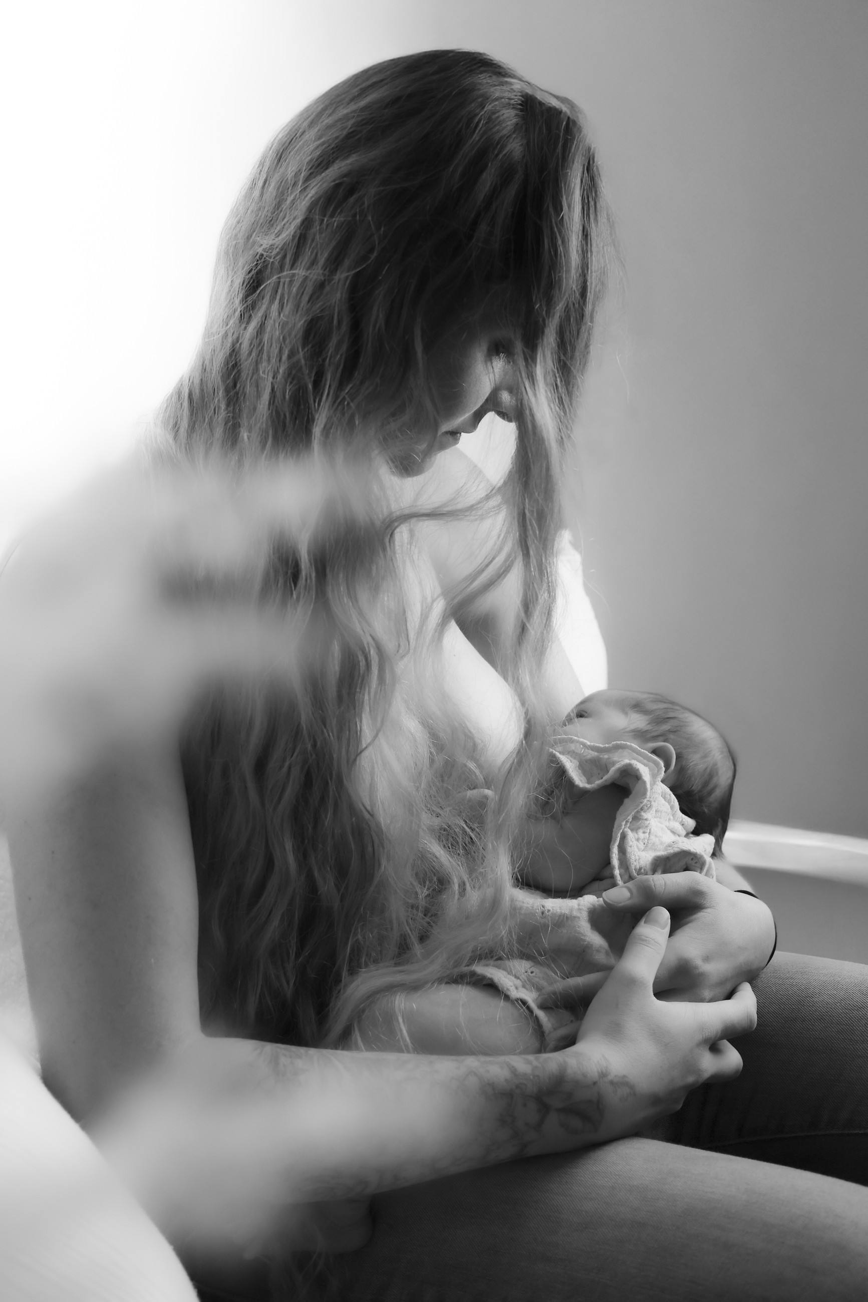 Moment d’allaitement en noir et blanc