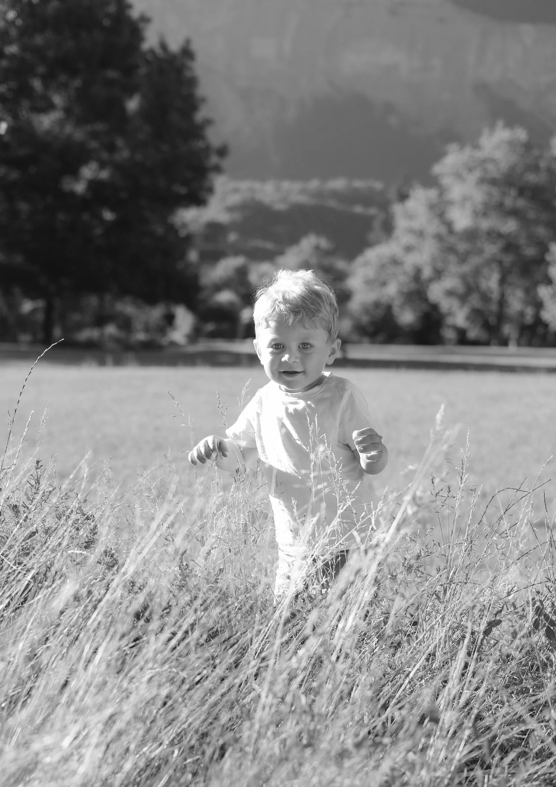 Enfant dans les herbes hautes, en noir et blanc