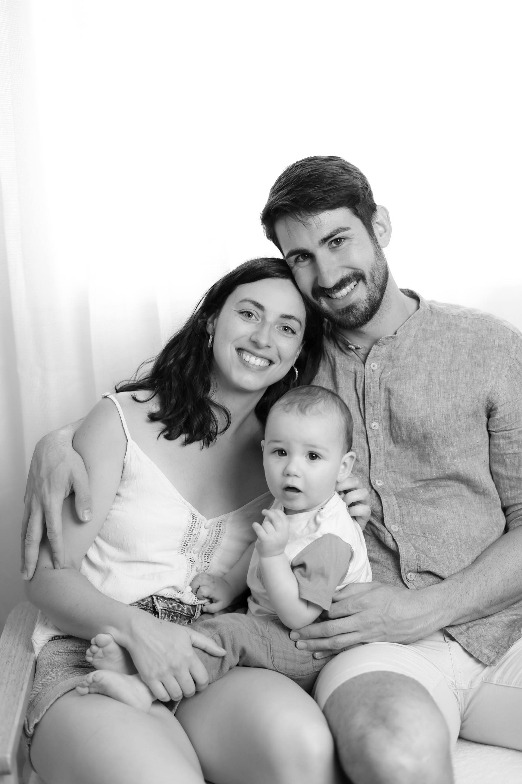 Famille avec bébé en noir et blanc