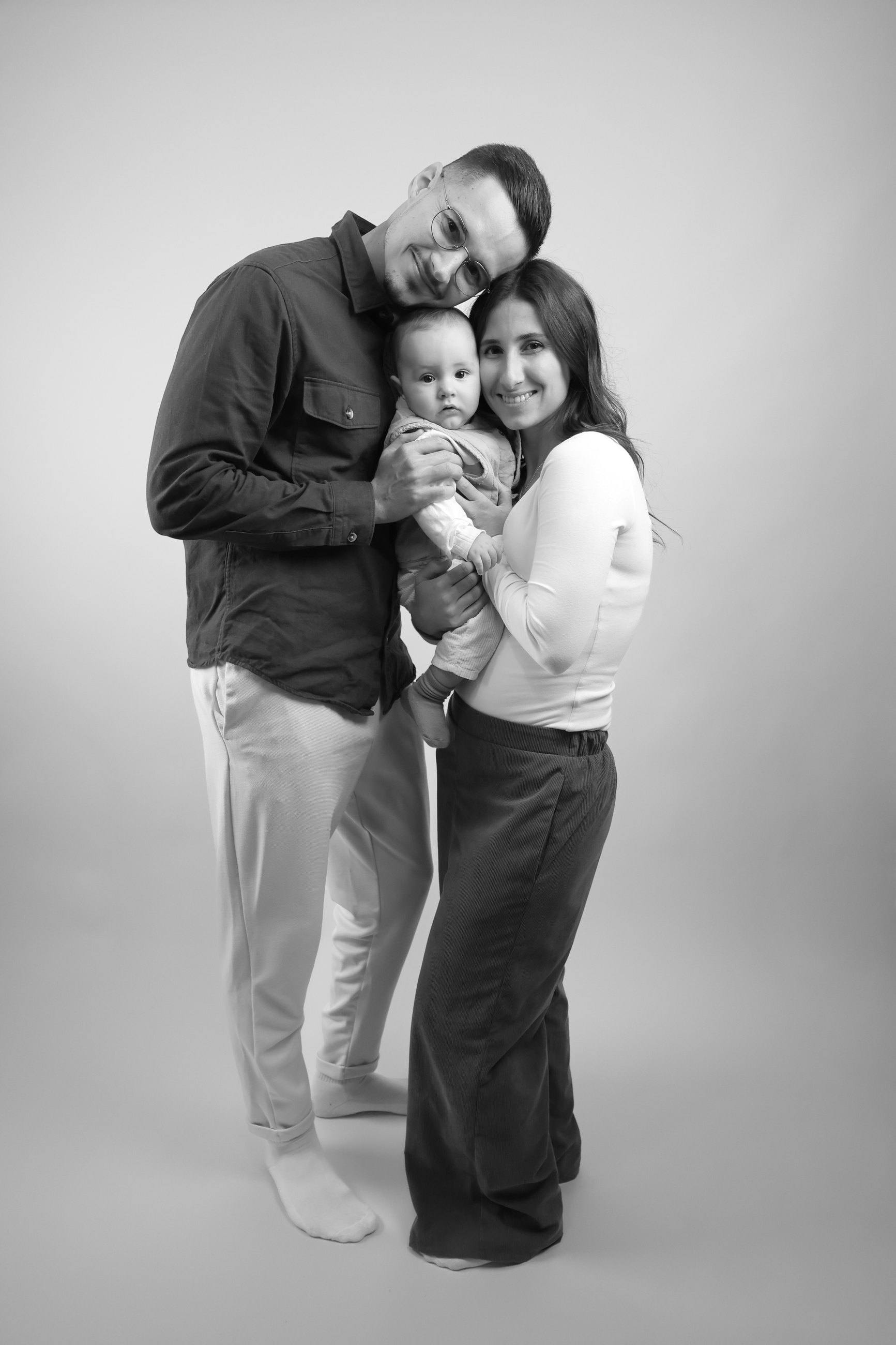 Parents et bébé en noir et blanc au studio