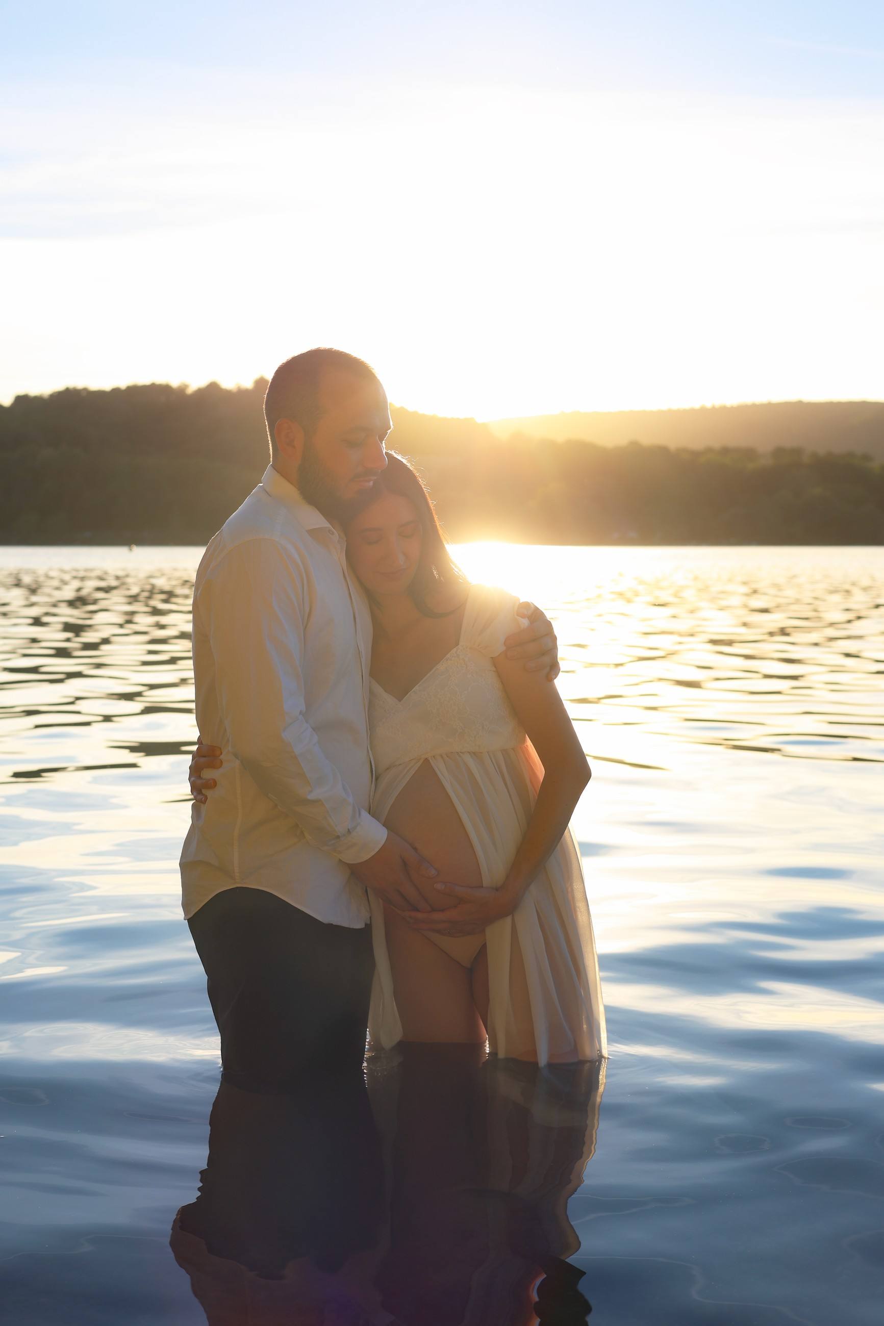 Futurs parents dans le lac à l’heure dorée