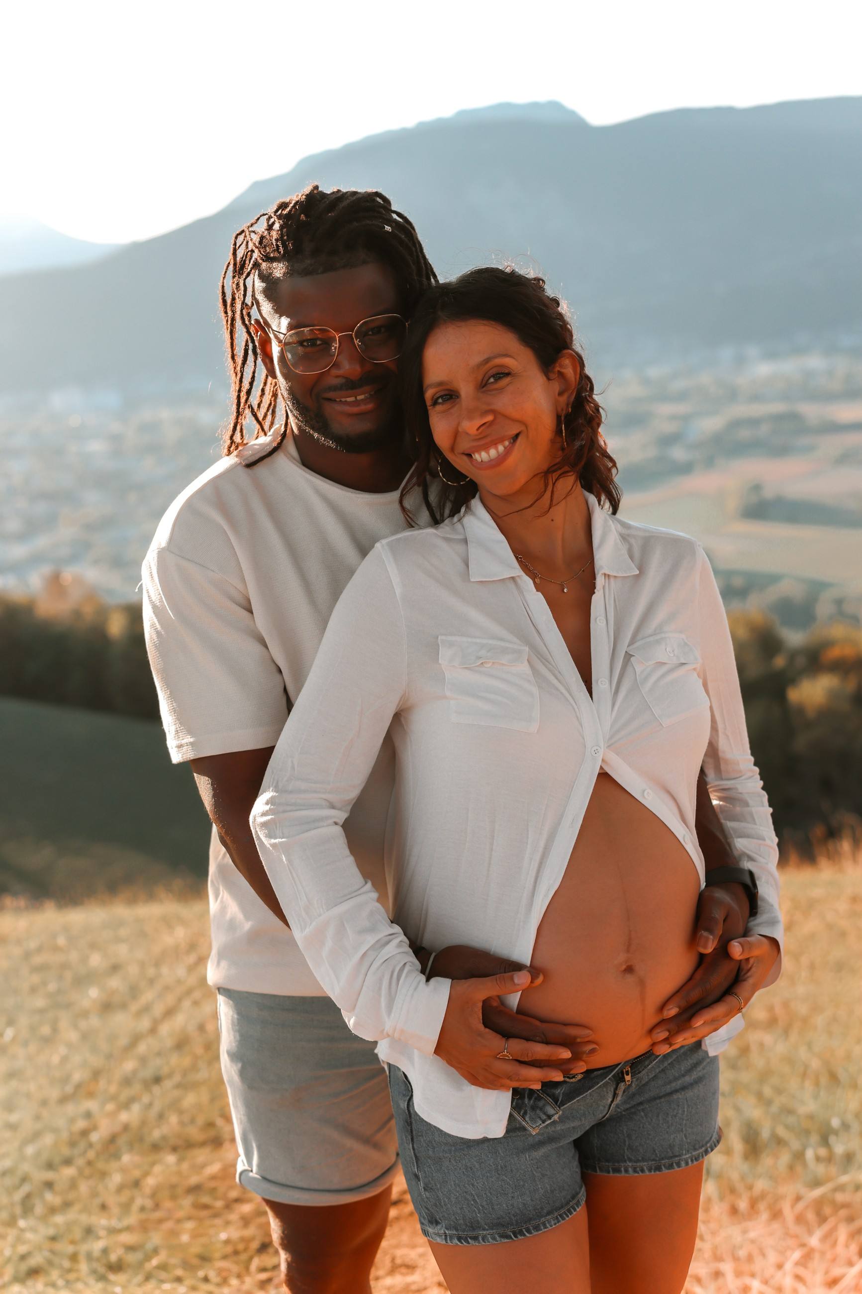 Futurs parents face aux montagnes près de Grenoble