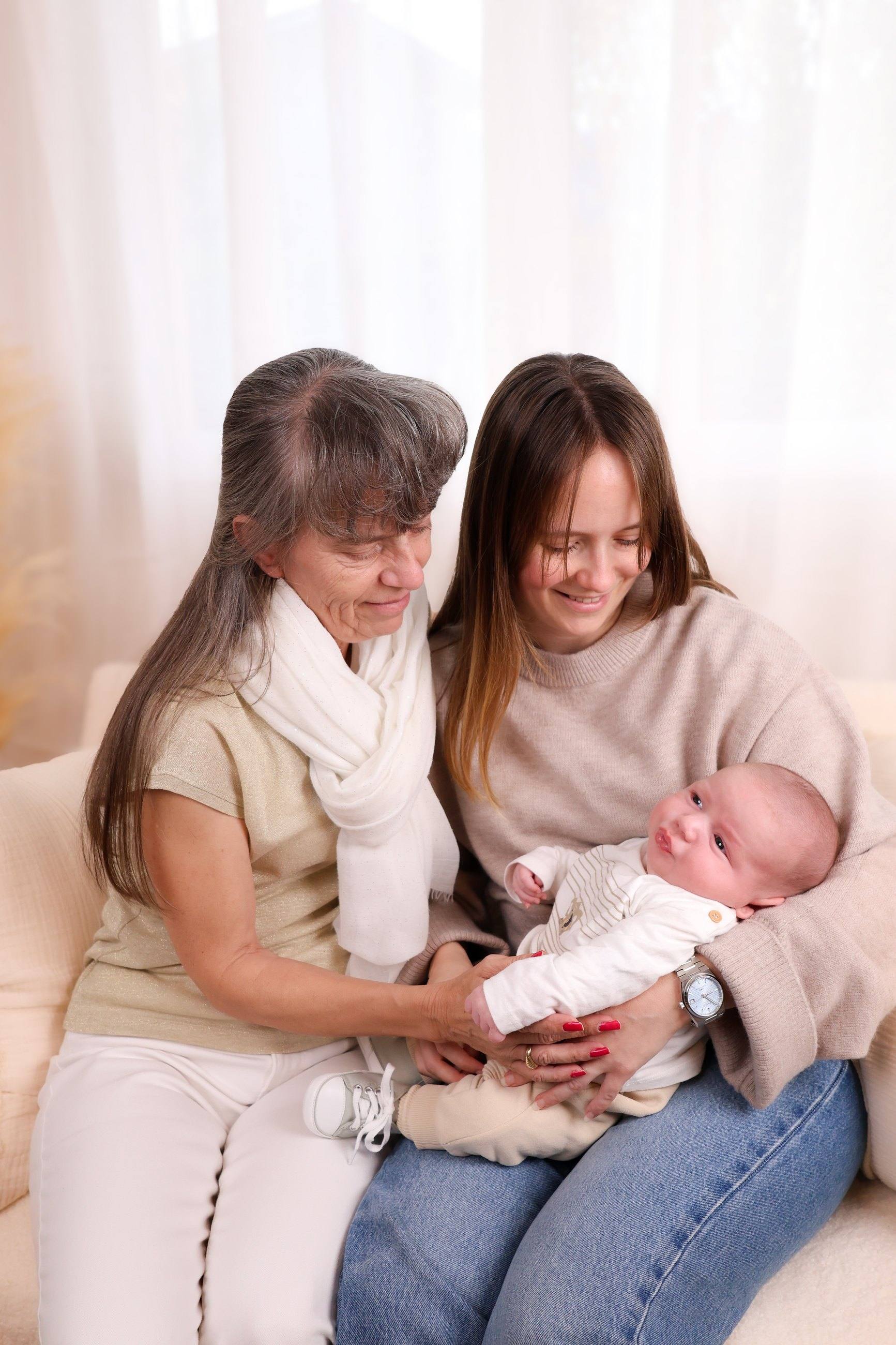 Grand-mère, maman et bébé au studio