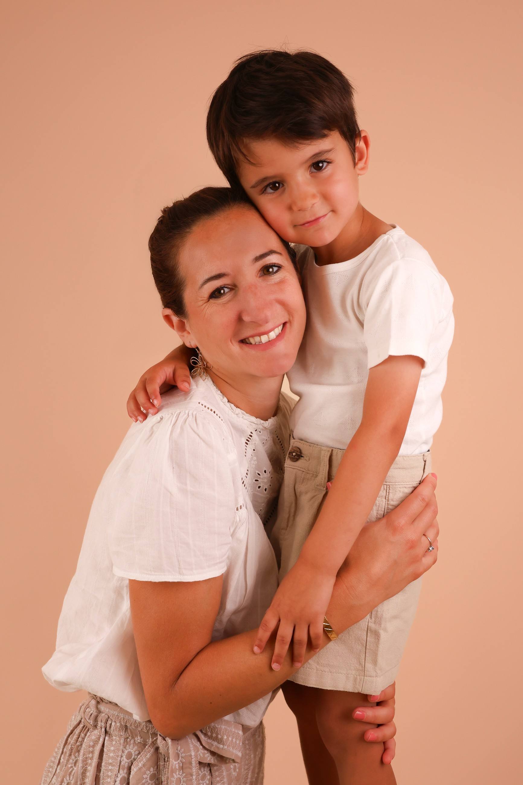 Maman et son fils, portrait en studio