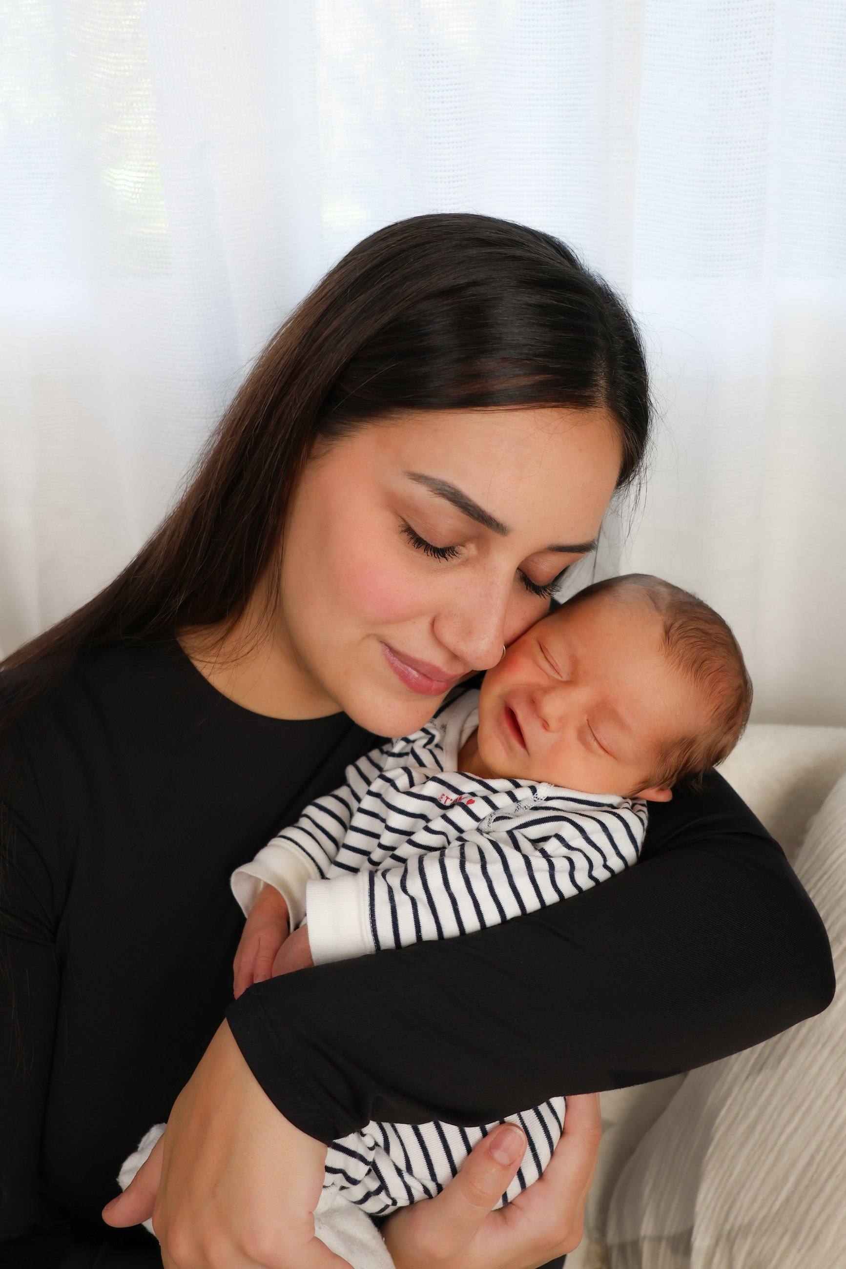 Maman et son nouveau-né joue contre joue