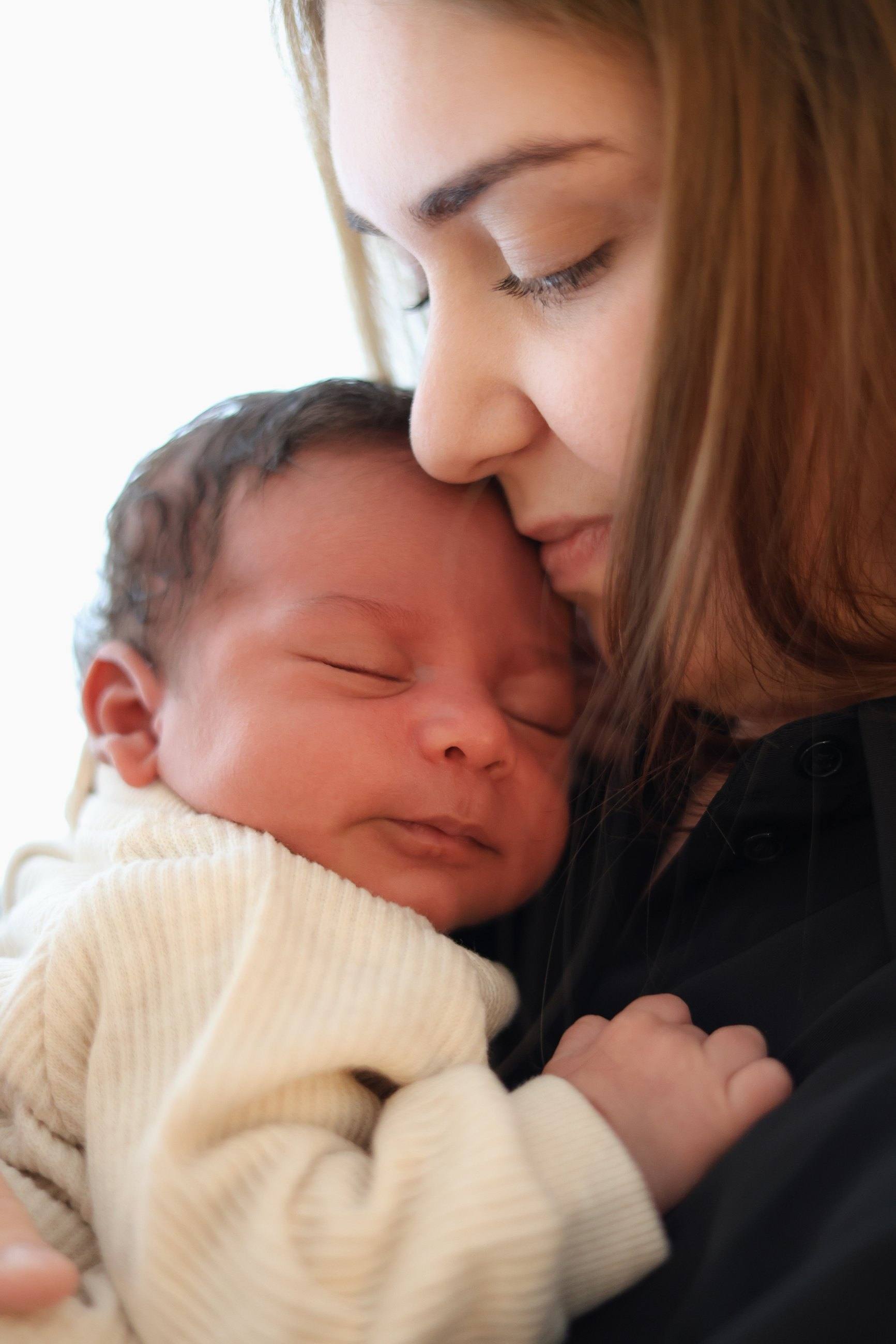 Nouveau-né endormi contre sa maman