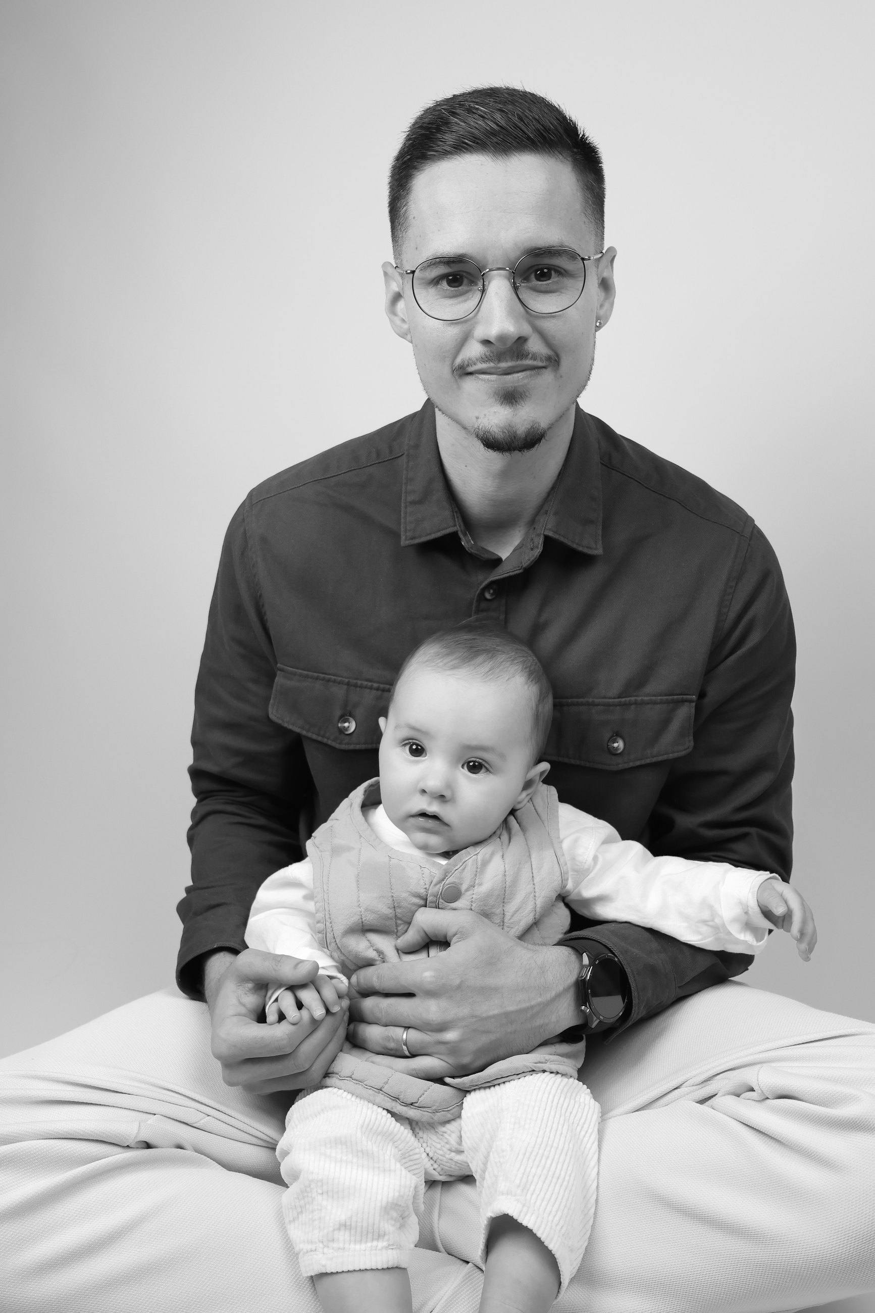 Papa et bébé en noir et blanc