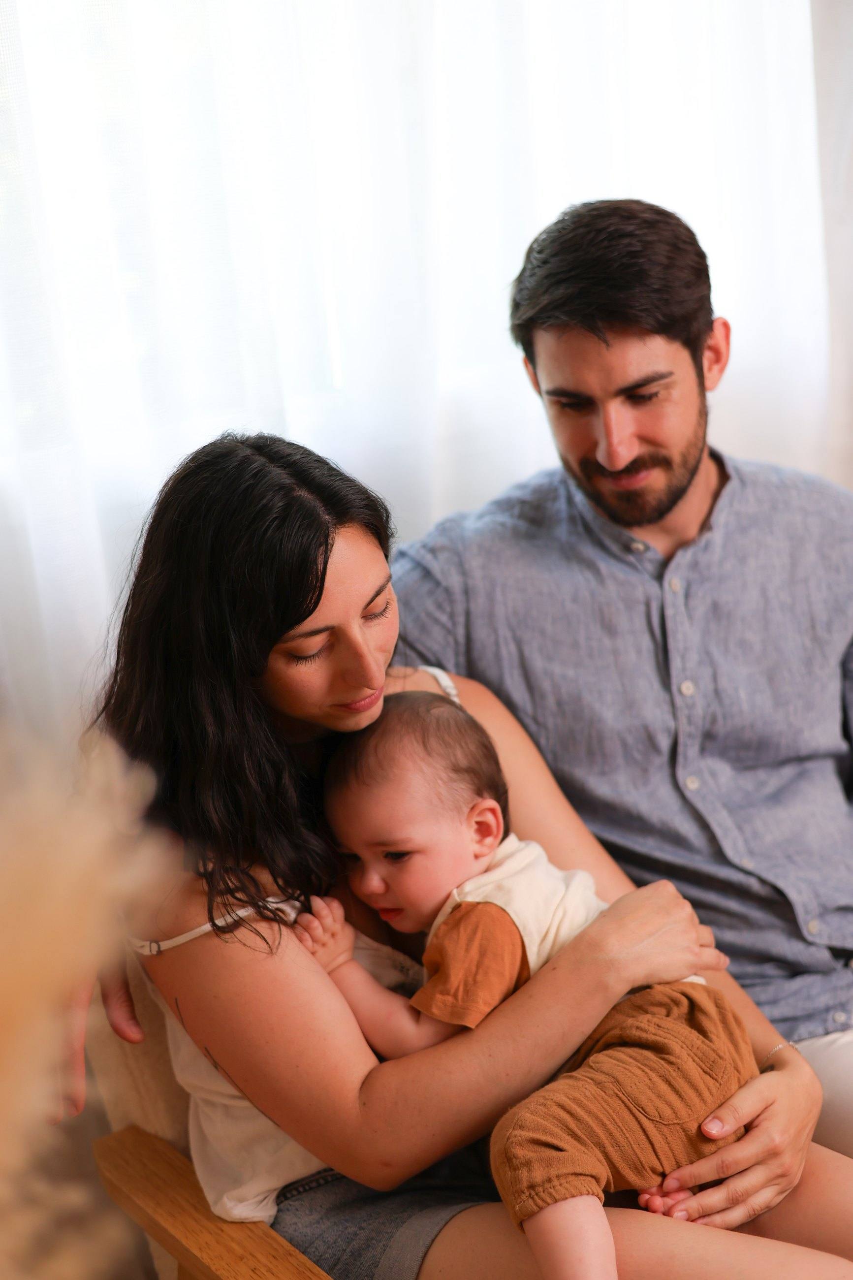 Parents et bébé, moment de tendresse au studio