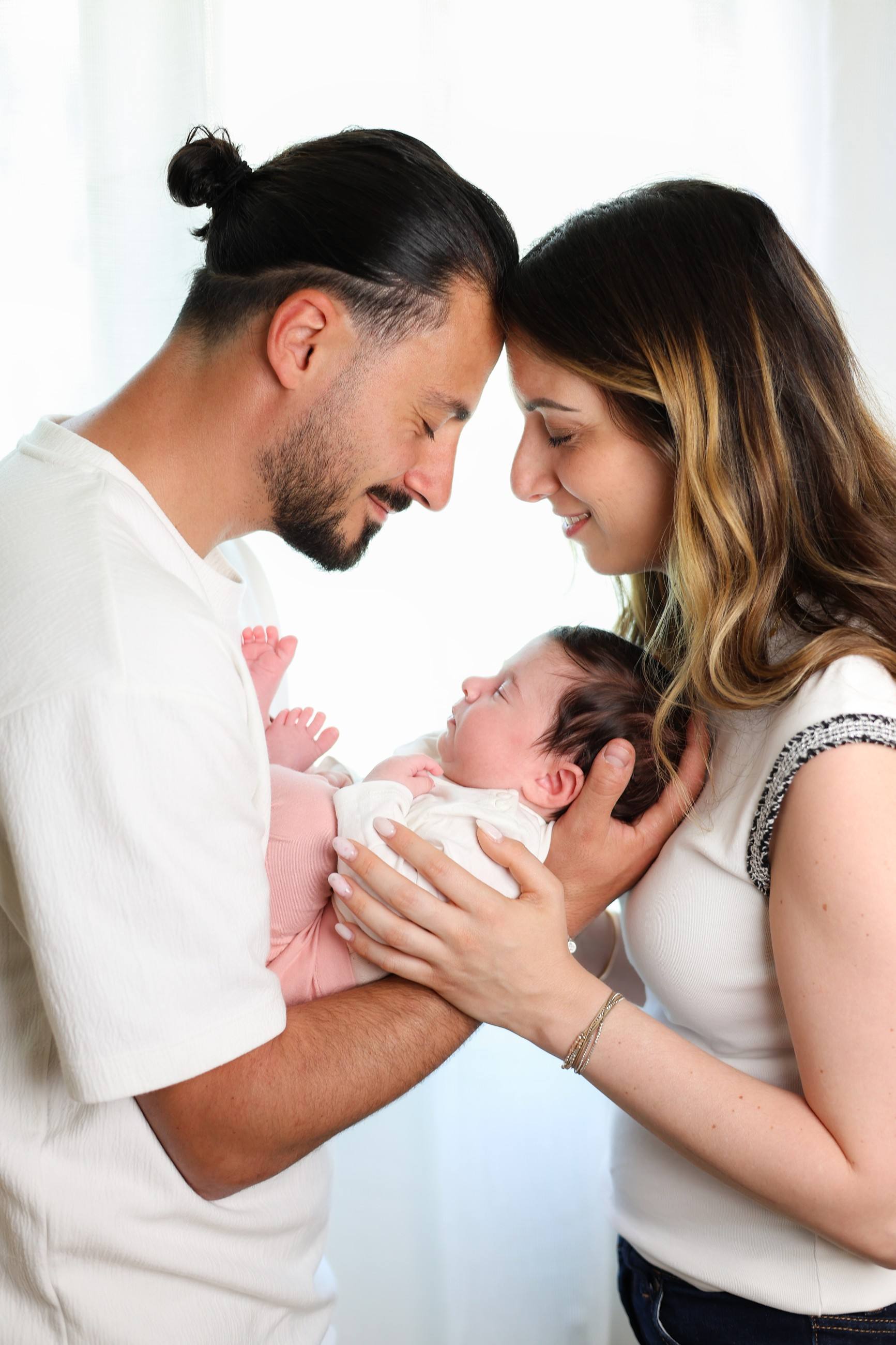 Parents et leur nouveau-né en studio au Versoud