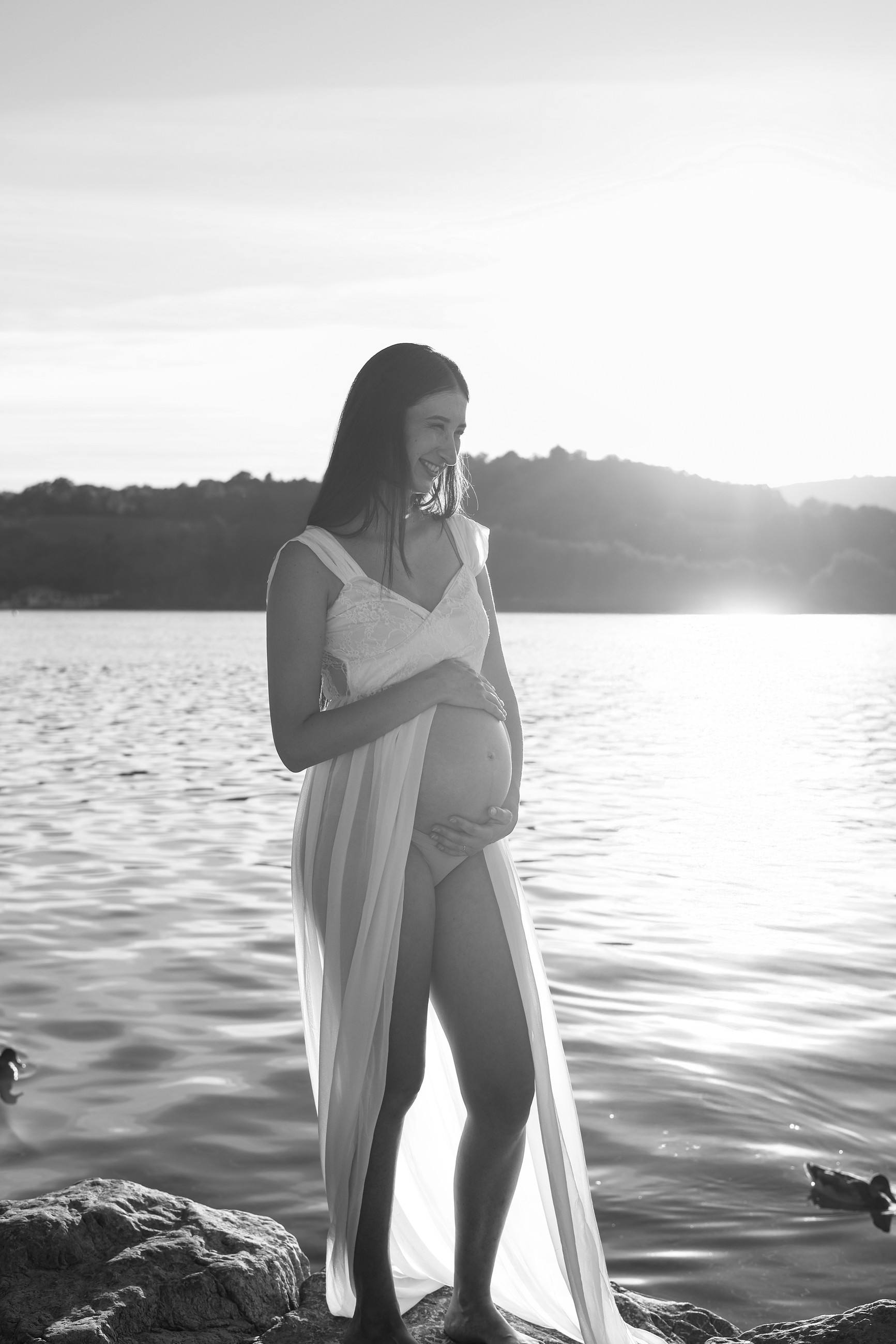 Séance grossesse en noir et blanc au bord d’un lac