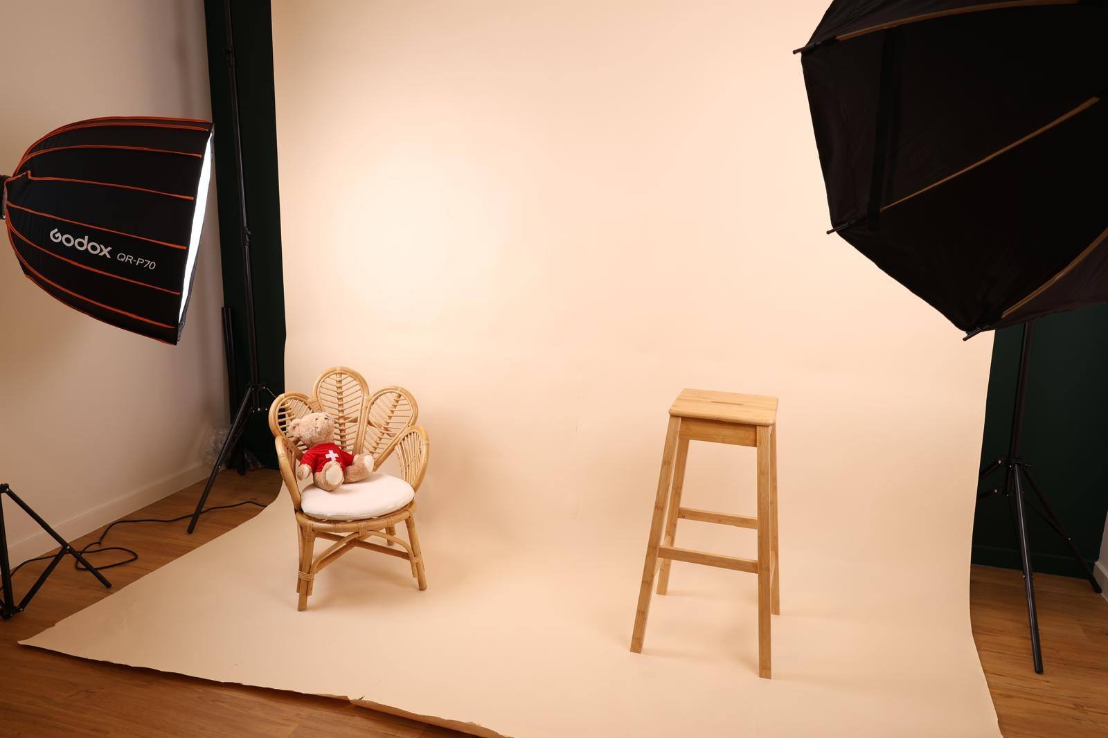 Le studio photo du Versoud : fond beige, canapé blanc et éclairages